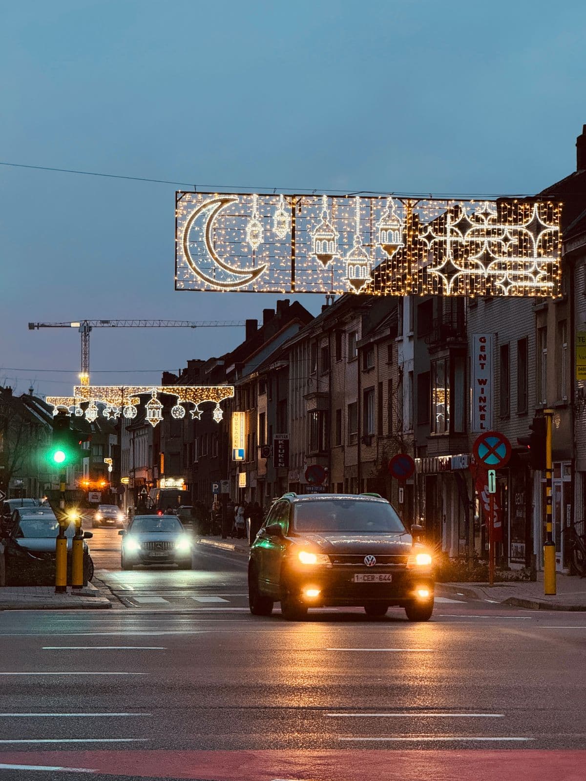 Ramadan sfeerlichten Bevrijdingslaan bij schemering