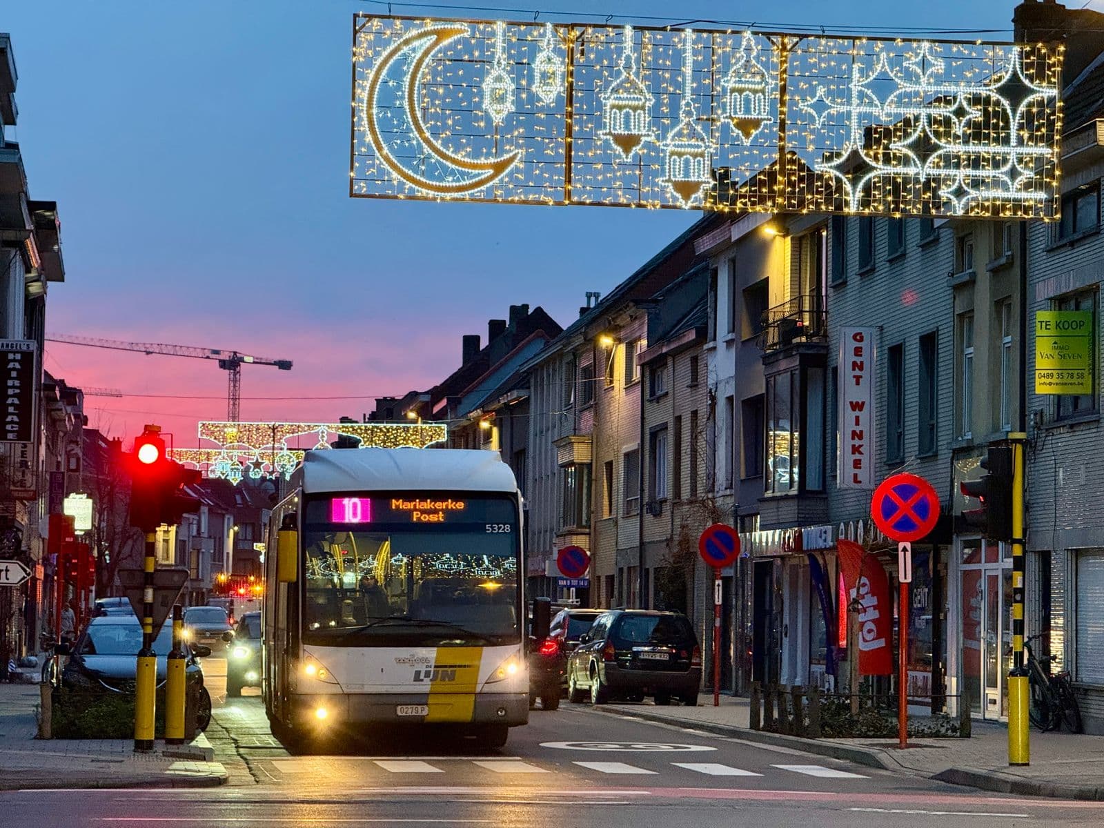 Ramadan verlichting met De Lijn bus op Bevrijdingslaan