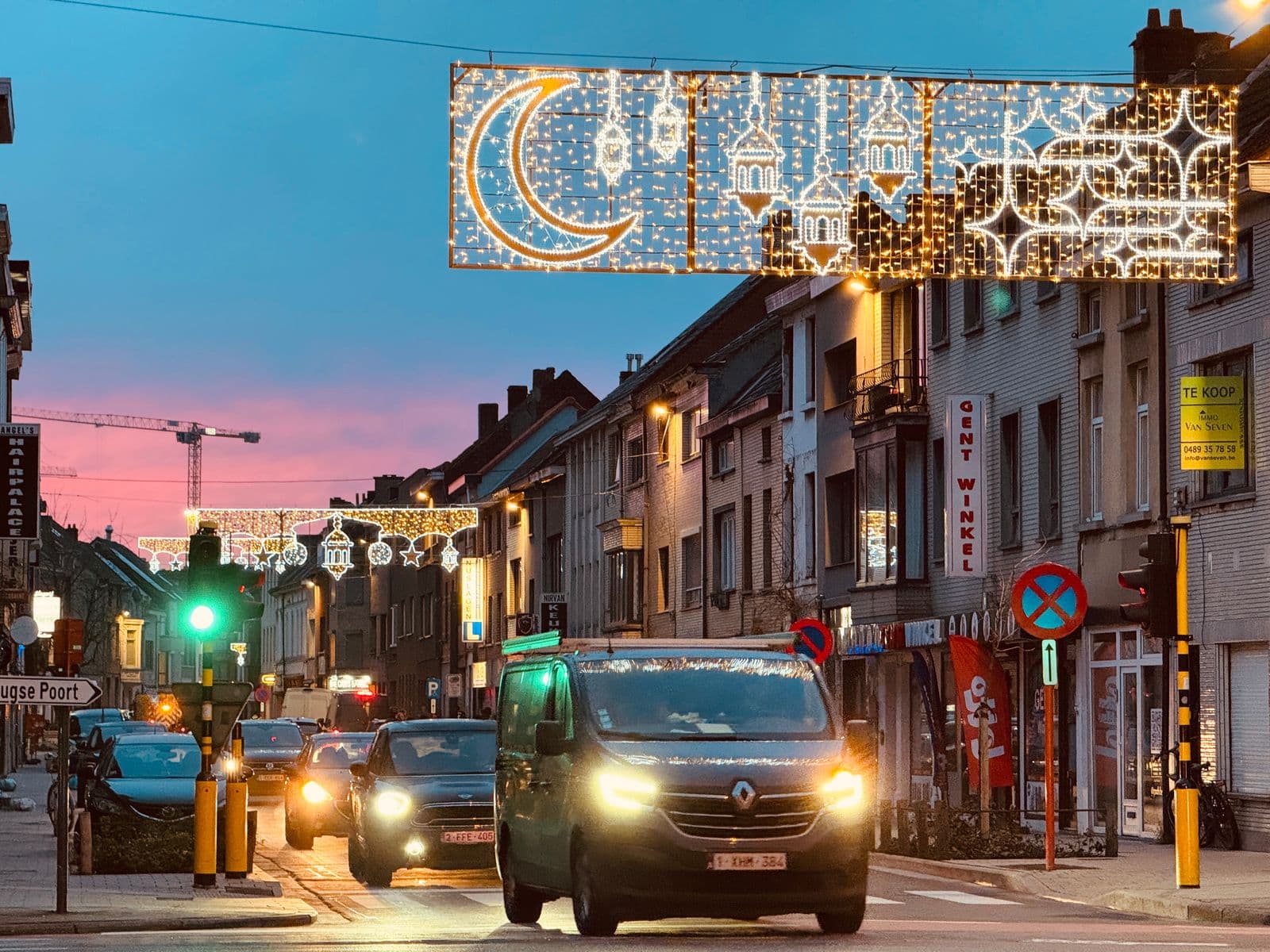 Ramadan verlichting bij zonsondergang Bevrijdingslaan