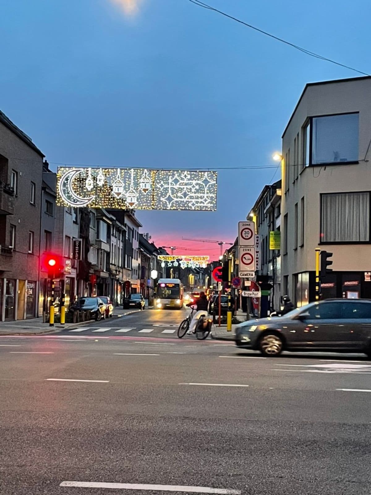 Ramadan lichten met roze avondlucht